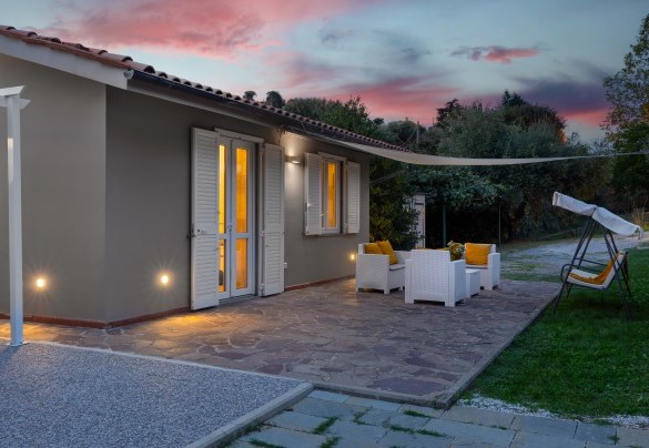  The house, illuminated at dusk, is surrounded by the well-kept garden - Villa Cristina