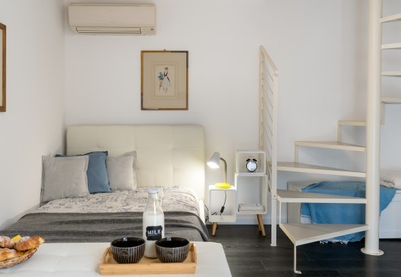 Single room (with French bed) with stairs to the upper floor - Villa Cristina