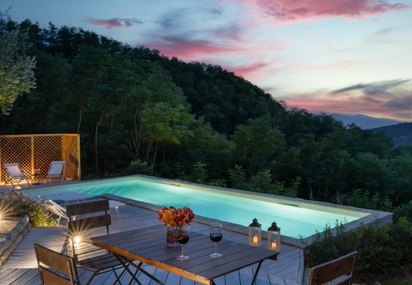 The spectacular swimming pool illuminated at night - Villa Cristina