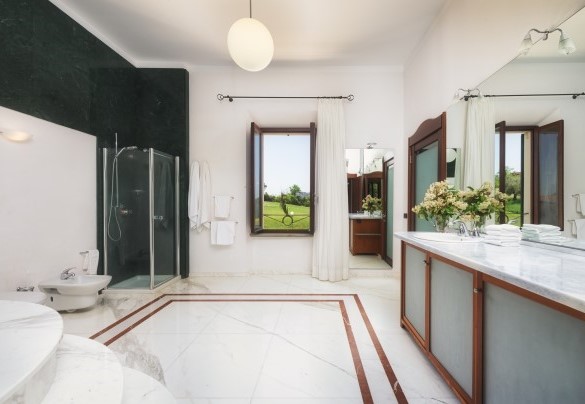 Bathroom with hydro-massage tub and shower n.4 on the first floor – Villa Croci 