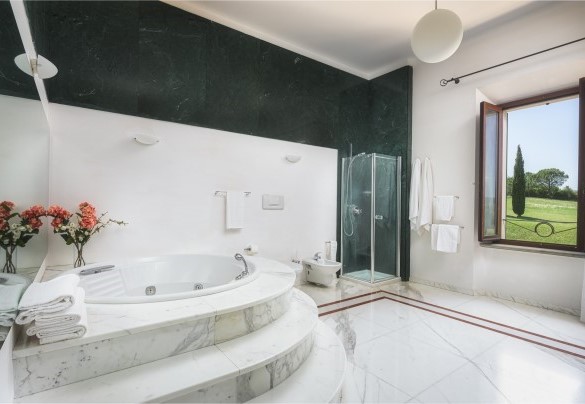 Bathroom with hydro-massage tub and shower n.4 on the first floor – Villa Croci 