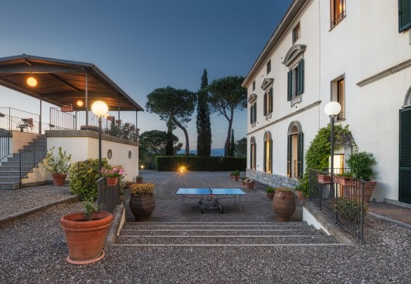 The square between the villa and the panoramic veranda hosts ping pong – Villa Croci 