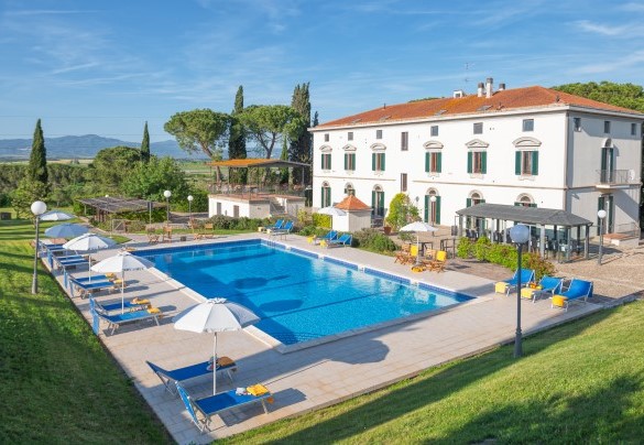 The pool measures 18 x 8 m, the depth varies from 1.50 to 2.80 m, is sanitized with chlorine, is accessed by comfortable steps – Villa Croci 