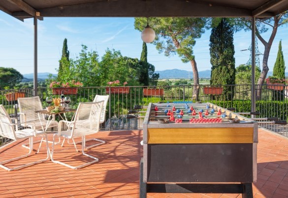 Panoramic terrace on the Maremma hills with seating area and table football – Villa Croci 