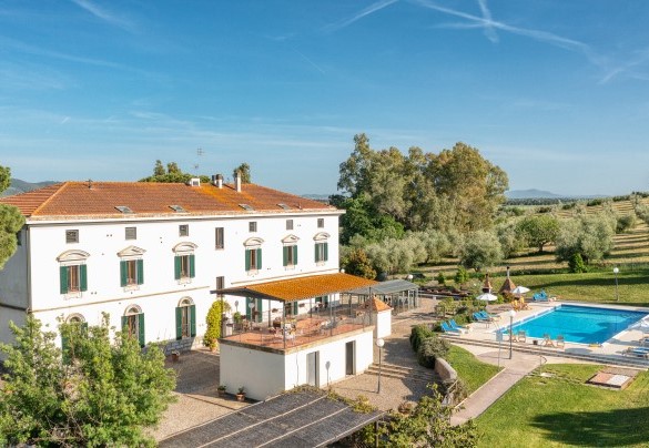 Near the pool border is. Near the pool there is also a room with fridge, bathroom and hot-water shower – Villa Croci
