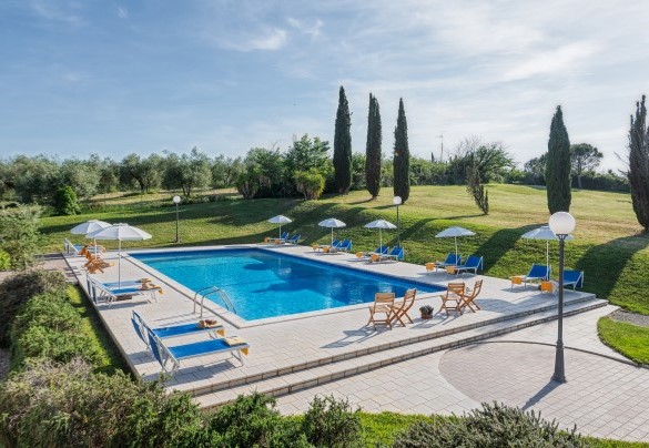 The solarium area completely tiled in white grès with sunbeds, deckchairs and an outdoor cold-water shower – Villa Croci