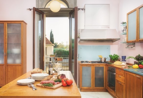 The kitchen on the ground floor with direct exit into the garden – Villa Croci 