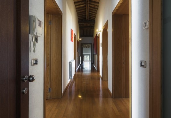 The hallway on the second floor with wooden floors and chestnut beams – Villa Croci 