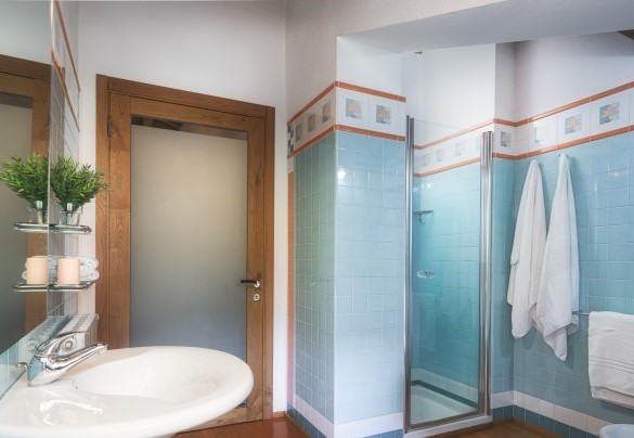 Bathroom with shower n.9 on the second floor, next to bedrooms n.10 and n.11 – Villa Croci 