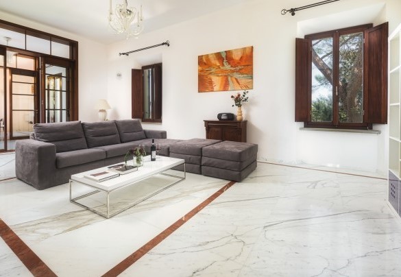 Living room on the first floor with tv and ornamental fireplace and fine furnishings – Villa Croci 