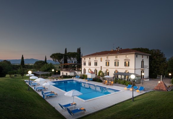 The entire villa in an evening setting - Villa Croci