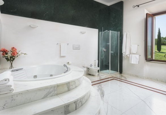 Bagno con vasca idromassaggio e doccia n.4 al primo piano – Villa Croci