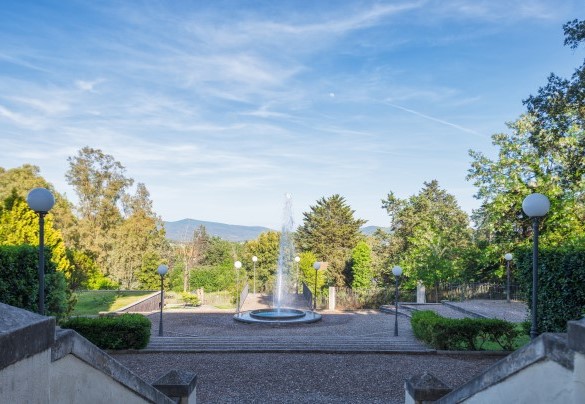 La fontana e l’ingresso principale con scalinate convergenti – Villa Croci 