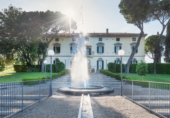 La fontana e l’ingresso principale con scalinate convergenti – Villa Croci 