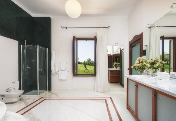 Bagno con vasca idromassaggio e doccia n.4 al primo piano – Villa Croci