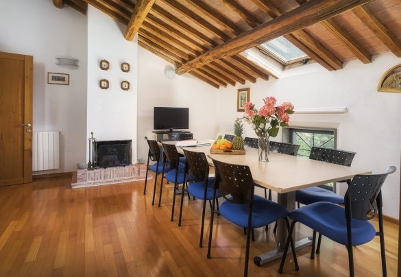 Living room on the second floor with tv and ornamental fireplace – Villa Croci 