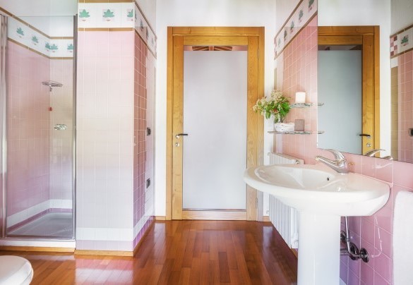 Bathroom with shower n.11 on the second floor, next to bedroom n.13 – Villa Croci 