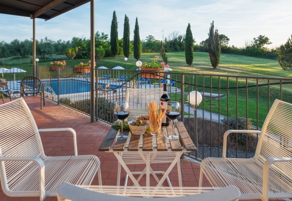 Panoramic terrace on the Maremma hills with seating area and table football – Villa Croci 