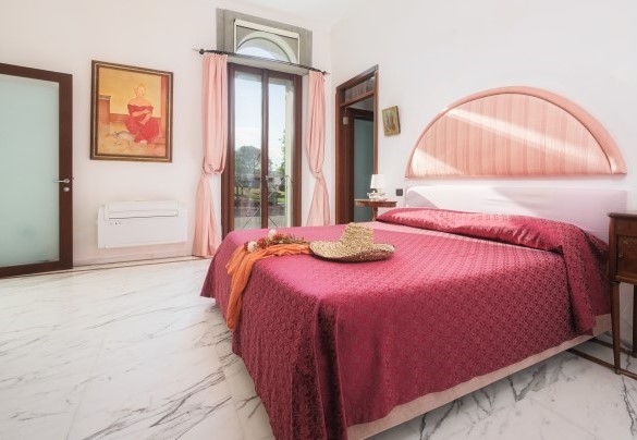 Double bedroom n.2 on the ground floor with wardroob and en-suite bathroom – Villa Croci 26