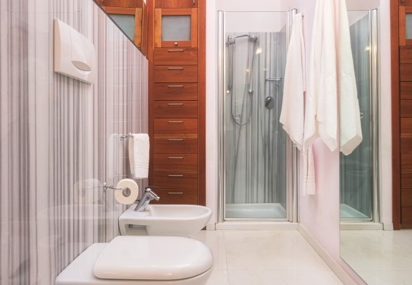 Bagno con doccia n.5 al primo piano, en-suite alla camera n.5 – Villa Croci 