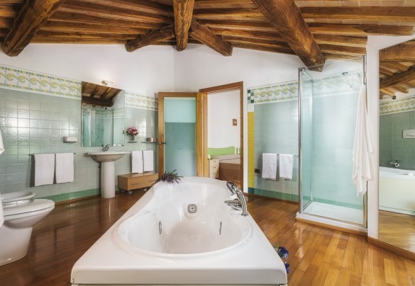 Bathroom with hydro-massage tub and shower n.10 on the second floor, en-suite at the bedroom n.12 – Villa Croci 