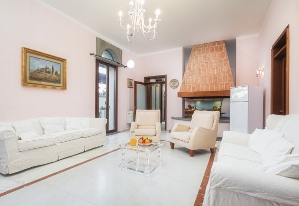 The living room on the ground floor with ornamental fireplace next to the kitchen - Villa Croci