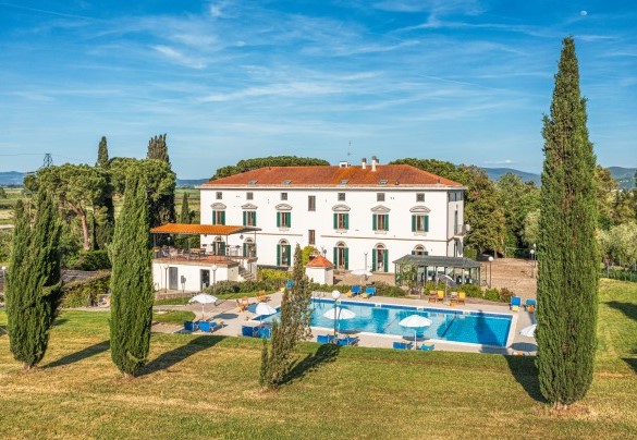 The villa with its three floors dominates the 10,000 square meters of parkland and features pines, cypresses, hedges and roses – Villa Croci 