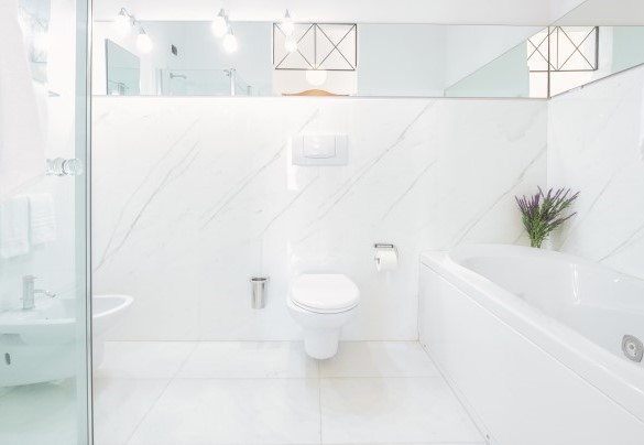 Bathroom with hydro-massage tub and shower n.7 on the first floor with balcony, en-suite at the bedroom n.7 – Villa Croci 