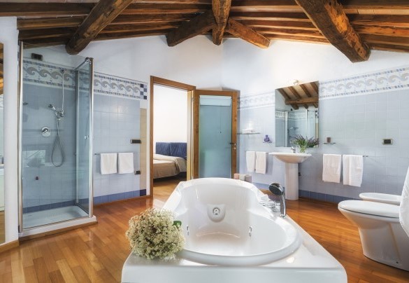 Bathroom with hydro-massage tub and shower n.8 on the second floor, en-suite at the bedroom n.14  – Villa Croci 