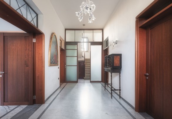 The entrance that leads to the dining room to the left – Villa Croci 