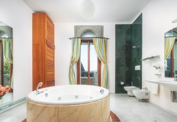 Bathroom with hydro-massage tub and shower n.3 on the ground floor, next to bedrooms n.1 and n.3 – Villa Croci 