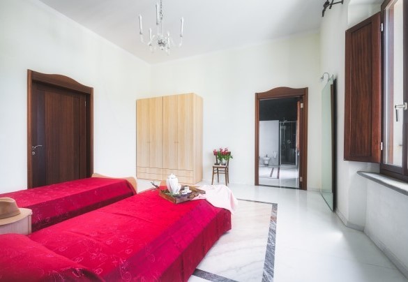 Twin bedroom n.9, without air conditioning, with en-suite bathroom with hydro-massage tub and shower n.4, on the first floor – Villa Croci 