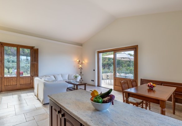 Il living con terrazza al primo piano nell'annesso - Villa Cusano