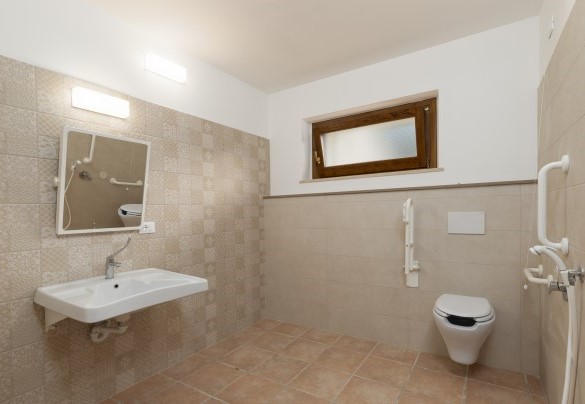 Il bagno di servizio, adatto per disabili, al piano terra nell'annesso - Villa Cusano