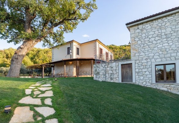 Il sentiero conduce dalla piscina verso la villa e l'annesso - Villa Cusano 