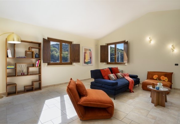 Il living con tv al secondo piano nell'annesso - Villa Cusano