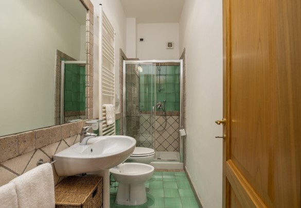 Il bagno con doccia n.3 al primo piano - Villa Cusano