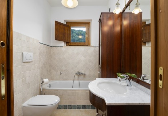 Il bagno en suite con vasca n. 6, al primo piano nell'annesso - Villa Cusano
