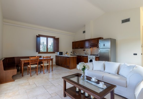 Il living con angolo cottura al primo piano nell'annesso - Villa Cusano