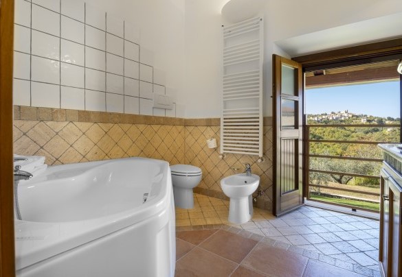 Il bagno con vasca n.2 al piano terra - Villa Cusano