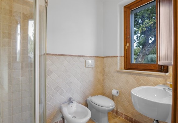 Il bagno con doccia n.8 al secondo piano nell'annesso - Villa Cusano
