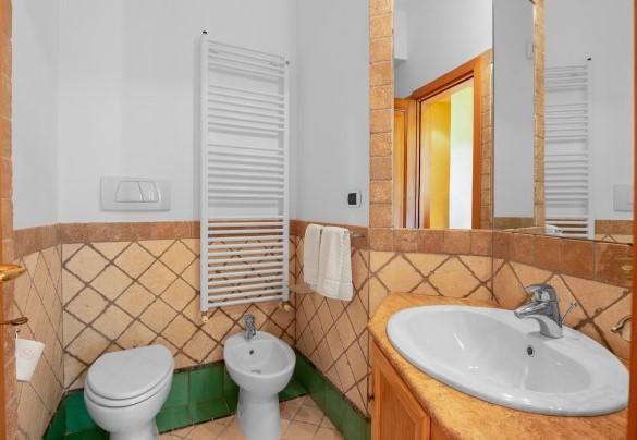 Il bagno con doccia n.5 al primo piano - Villa Cusano