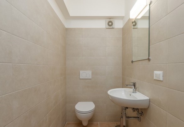 Il bagno di servizio al piano terra nell'annesso - Villa Cusano