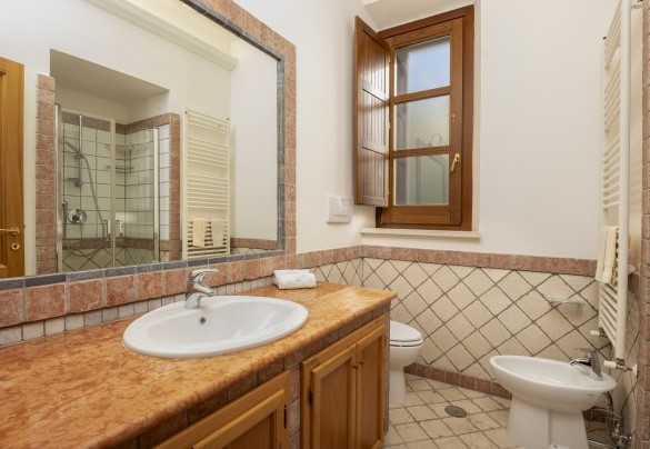 Il bagno con doccia n.4 al primo piano - Villa Cusano