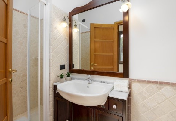 Il bagno con doccia n.7, al primo piano nell'annesso - Villa Cusano