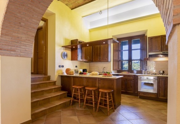 La cucina e le scale per il bagno n.2 - Villa Cusano