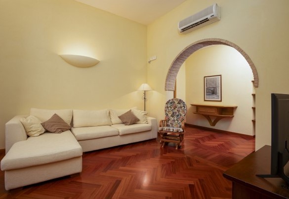 Il living con tv al primo piano - Villa Cusano