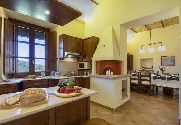 La cucina open con la sala da pranzo e living - Villa Cusano