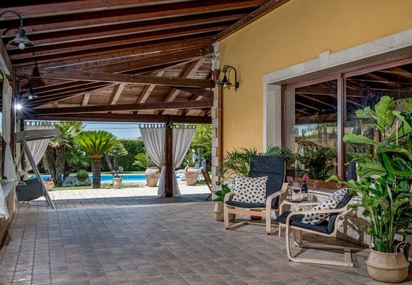 Il casale è circondato da un ampio porticato - Villa Cutrera
