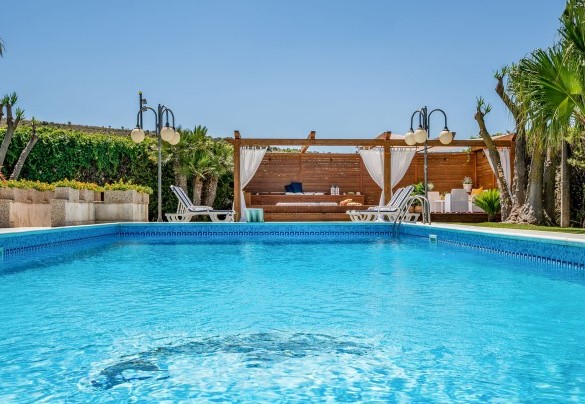 La piscina è profonda tra 0,90 m e 2,50 m - Villa Cutrera